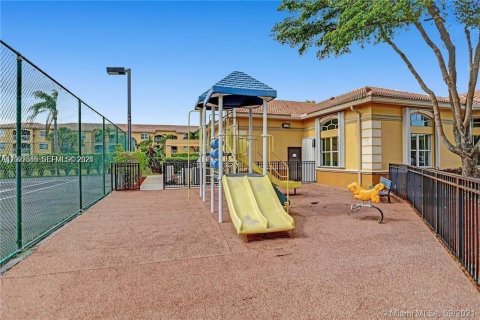 Condo in Pembroke Pines, Florida, 1 bedroom  № 2068091 - photo 2