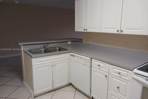 Condo in Pembroke Pines, Florida, 1 bedroom  № 2068091 - photo 4