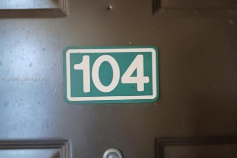 Condo in Pembroke Pines, Florida, 1 bedroom  № 2068091 - photo 3