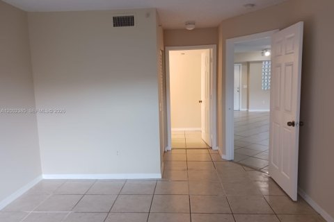 Condo in Pembroke Pines, Florida, 1 bedroom  № 2068091 - photo 10