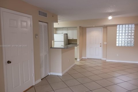 Condo in Pembroke Pines, Florida, 1 bedroom  № 2068091 - photo 11