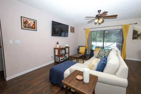 House in Oviedo, Florida 4 bedrooms, 175.4 sq.m. № 2110586 - photo 8
