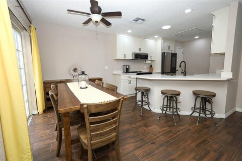 House in Oviedo, Florida 4 bedrooms, 175.4 sq.m. № 2110586 - photo 12