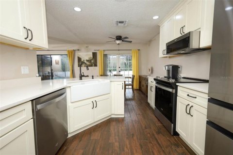 House in Oviedo, Florida 4 bedrooms, 175.4 sq.m. № 2110586 - photo 16