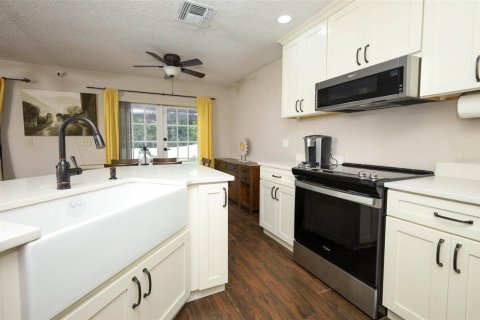 House in Oviedo, Florida 4 bedrooms, 175.4 sq.m. № 2110586 - photo 13