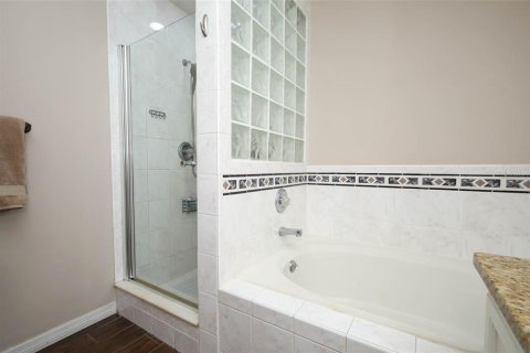 House in Oviedo, Florida 4 bedrooms, 175.4 sq.m. № 2110586 - photo 23