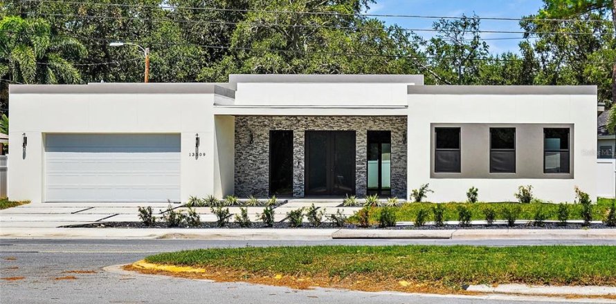 House in Seminole, Florida 5 bedrooms, 332.59 sq.m. № 2231725