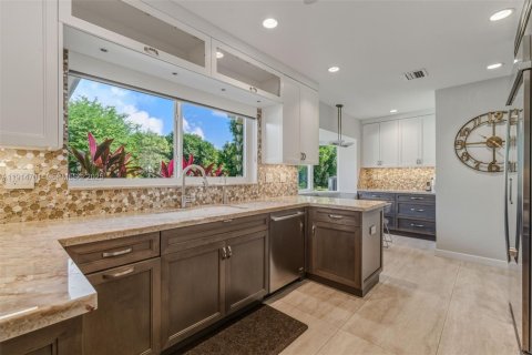 Casa en venta en Miami, Florida, 4 dormitorios, 284.19 m2 № 1977094 - foto 15