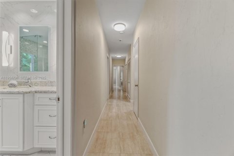 Casa en venta en Miami, Florida, 4 dormitorios, 284.19 m2 № 1977094 - foto 23