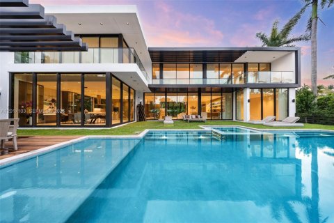 Casa en Miami Beach, Florida 6 dormitorios, 535.86 m2 № 2173565