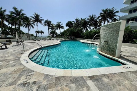 Condo in Surfside, Florida, 2 bedrooms  № 1794613 - photo 16