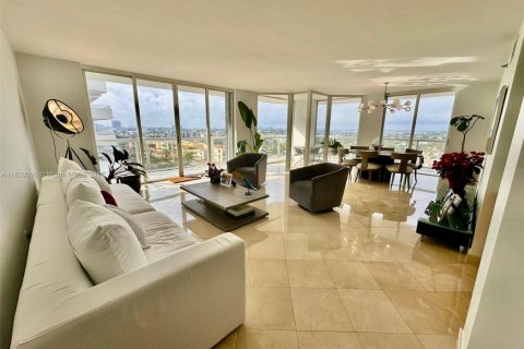 Condo in Surfside, Florida, 2 bedrooms  № 1794613 - photo 1