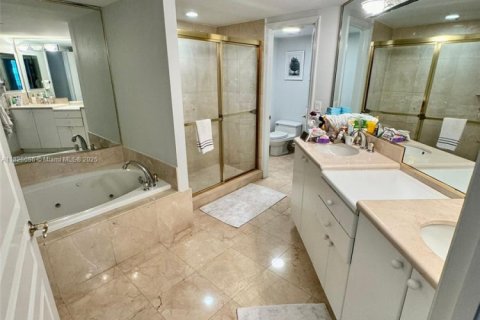 Condo in Surfside, Florida, 2 bedrooms  № 1794613 - photo 5
