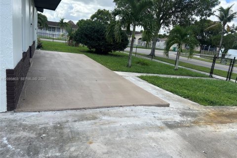 Villa ou maison à vendre à Miami Gardens, Floride: 3 chambres, 102.56 m2 № 2401443 - photo 21