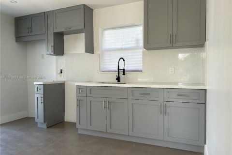 Villa ou maison à vendre à Miami Gardens, Floride: 3 chambres, 102.56 m2 № 2401443 - photo 2