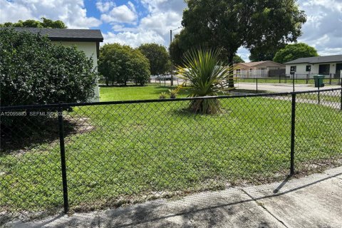 Villa ou maison à vendre à Miami Gardens, Floride: 3 chambres, 102.56 m2 № 2401443 - photo 23