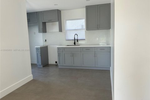 Villa ou maison à vendre à Miami Gardens, Floride: 3 chambres, 102.56 m2 № 2401443 - photo 3