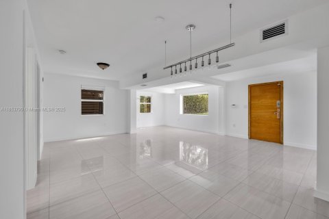 House in El Portal, Florida 4 bedrooms, 170.75 sq.m. № 1872451 - photo 28