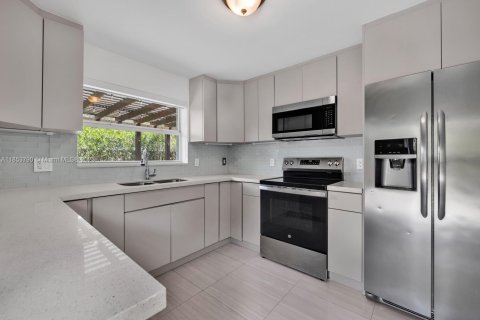 House in El Portal, Florida 4 bedrooms, 170.75 sq.m. № 1872451 - photo 10