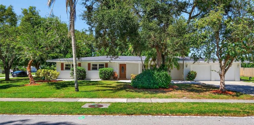 House in Sarasota, Florida 4 bedrooms, 251.49 sq.m. № 2216562