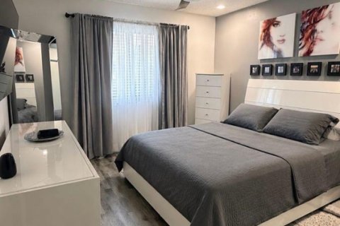 Condo in Lake Worth, Florida, 1 bedroom № 2083473 - photo 12