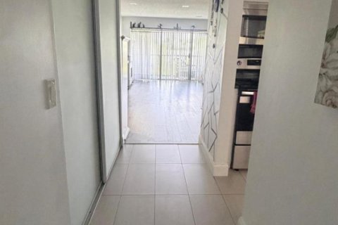 Condo in Lake Worth, Florida, 1 bedroom № 2083473 - photo 5