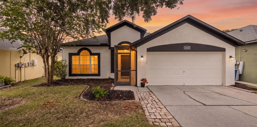 House in Land O' Lakes, Florida 4 bedrooms, 169.55 sq.m. № 2140627