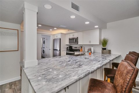 Condo in Indian Shores, Florida, 3 bedrooms  № 1732235 - photo 13