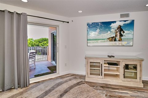 Condo in Indian Shores, Florida, 3 bedrooms  № 1732235 - photo 24