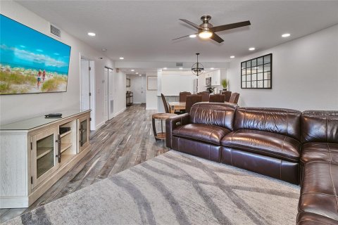 Condo in Indian Shores, Florida, 3 bedrooms  № 1732235 - photo 25