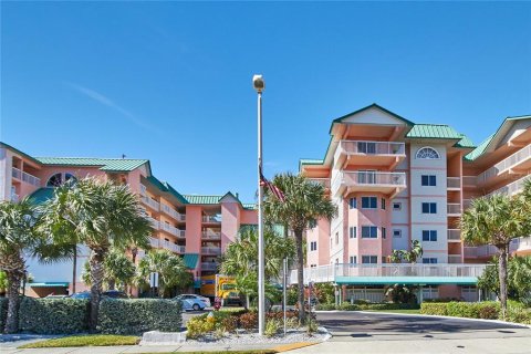 Condo in Indian Shores, Florida, 3 bedrooms  № 1732235 - photo 1