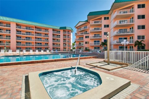Condo in Indian Shores, Florida, 3 bedrooms  № 1732235 - photo 9