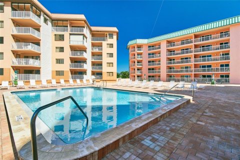 Condo in Indian Shores, Florida, 3 bedrooms  № 1732235 - photo 10
