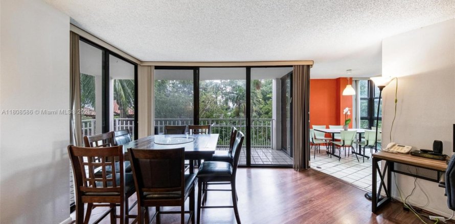 Кондоминиум с 3 спальнями в Майами, Флорида № 1958583