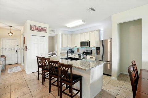 House in Cape Coral, Florida 4 bedrooms, 165.92 sq.m. № 2017965 - photo 12