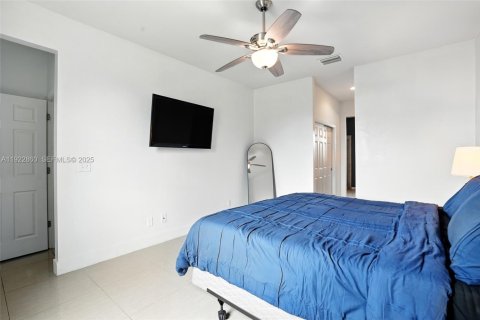 House in Cape Coral, Florida 4 bedrooms, 165.92 sq.m. № 2017965 - photo 18