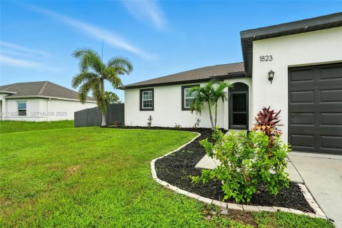 House in Cape Coral, Florida 4 bedrooms, 165.92 sq.m. № 2017965 - photo 3
