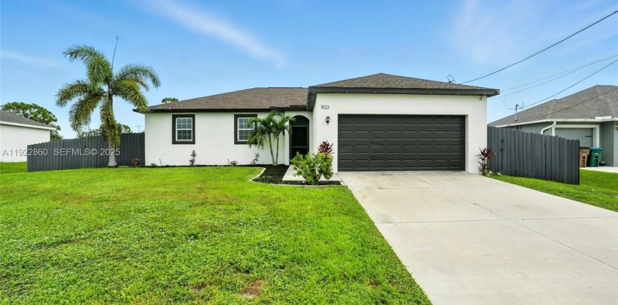 House in Cape Coral, Florida 4 bedrooms, 165.92 sq.m. № 2017965