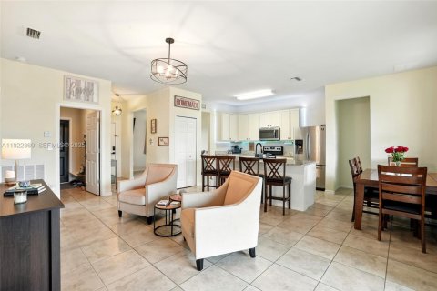 House in Cape Coral, Florida 4 bedrooms, 165.92 sq.m. № 2017965 - photo 8