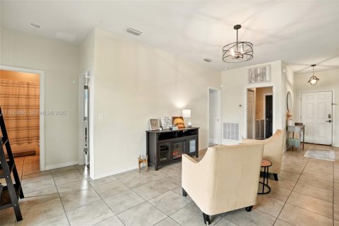 House in Cape Coral, Florida 4 bedrooms, 165.92 sq.m. № 2017965 - photo 9