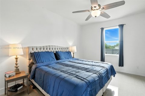 House in Cape Coral, Florida 4 bedrooms, 165.92 sq.m. № 2017965 - photo 19