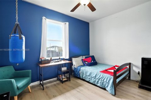 House in Cape Coral, Florida 4 bedrooms, 165.92 sq.m. № 2017965 - photo 22