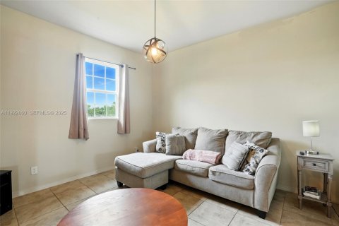 House in Cape Coral, Florida 4 bedrooms, 165.92 sq.m. № 2017965 - photo 29