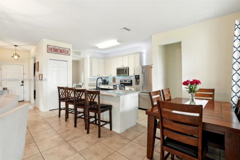 House in Cape Coral, Florida 4 bedrooms, 165.92 sq.m. № 2017965 - photo 10