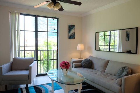 Condo in West Palm Beach, Florida, 1 bedroom № 2270060 - photo 3