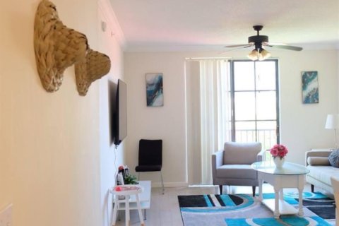 Condo in West Palm Beach, Florida, 1 bedroom № 2270060 - photo 2