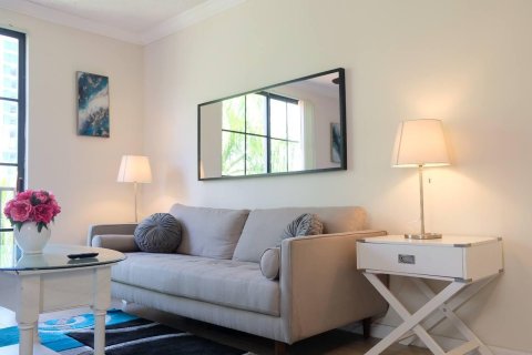 Condo in West Palm Beach, Florida, 1 bedroom № 2270060 - photo 4