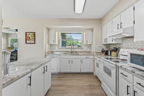 House in Lake Panasoffkee, Florida 3 bedrooms, 152.82 sq.m. № 1745272 - photo 3