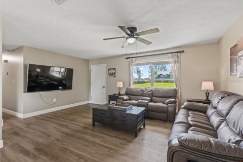 House in Lake Panasoffkee, Florida 3 bedrooms, 152.82 sq.m. № 1745272 - photo 8