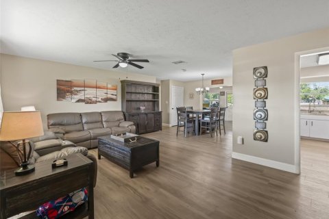 House in Lake Panasoffkee, Florida 3 bedrooms, 152.82 sq.m. № 1745272 - photo 7